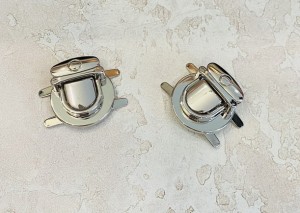 Замок для сумки. Никель 23х28 мм