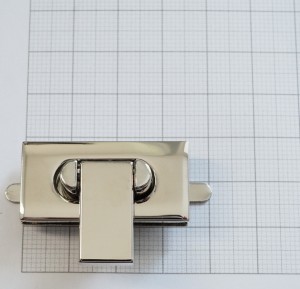 Замок для сумки. Никель 35х17 мм