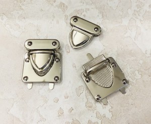 Замок для сумки. Никель 33х37 мм