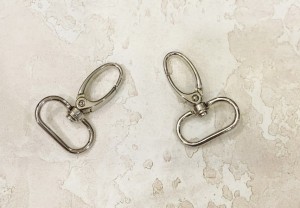 Карабин для сумки. Никель 25 мм