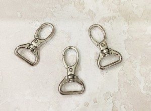 Карабин для сумки. Никель 20 мм