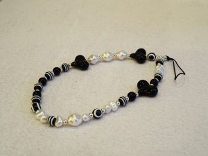 Шнурок для телефона брелок женский украшение браслет на руку (черный полосатый)