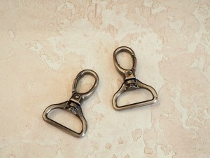 Карабин для сумки. Черный никель браш 25 мм