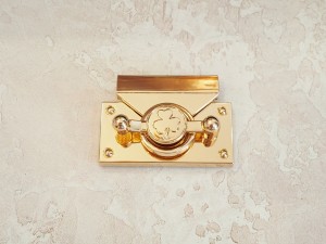 Замок для сумки. Золото 70х35 мм