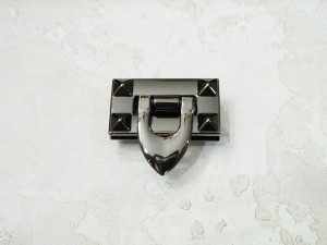 Замок для сумки. Черный никель 41х23 мм