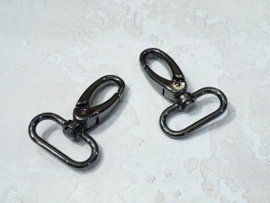 Карабин для сумки. Черный никель (32 мм)